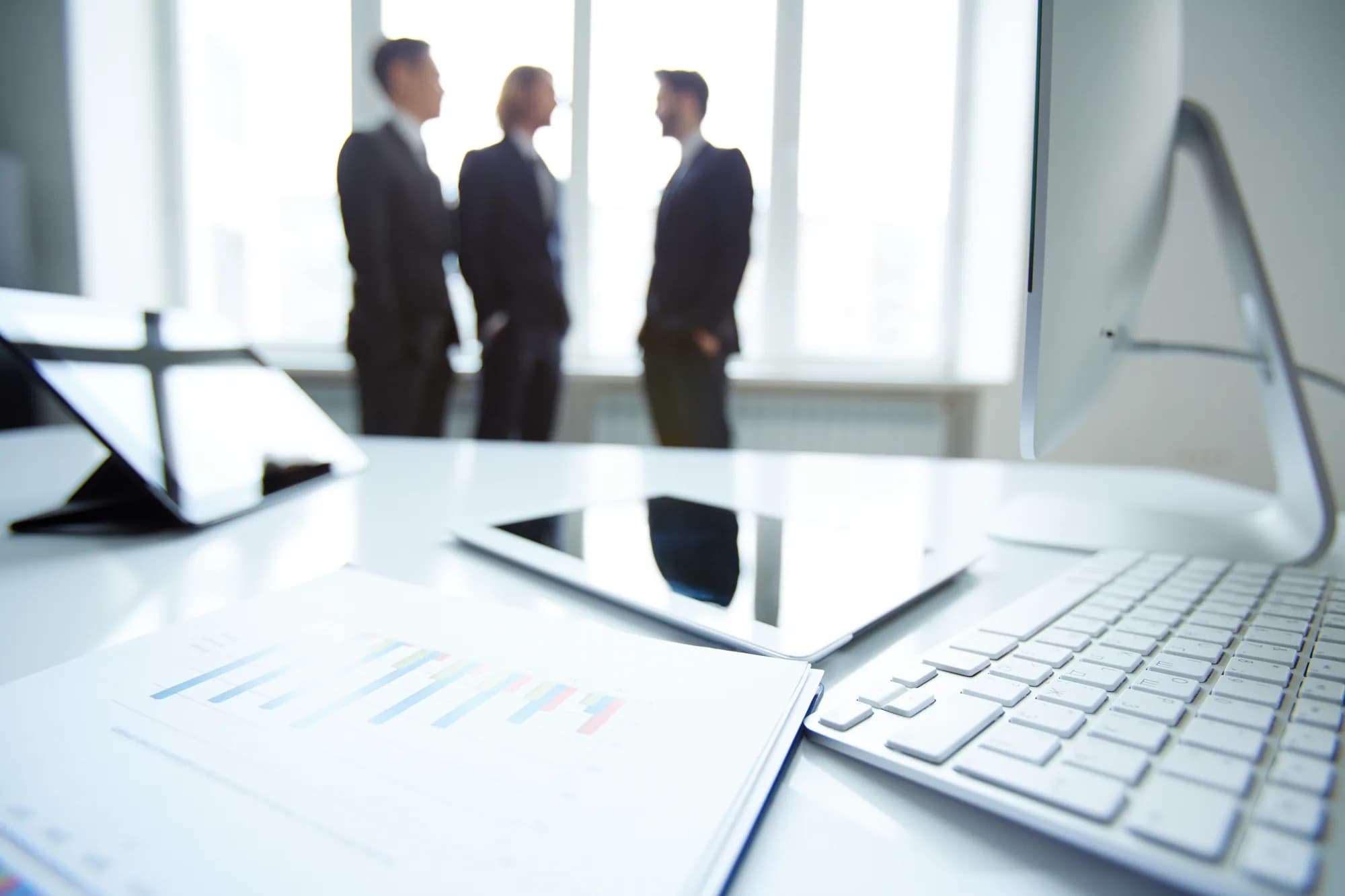 Équipe SecuriBoost en réunion dans les bureaux de l'agence