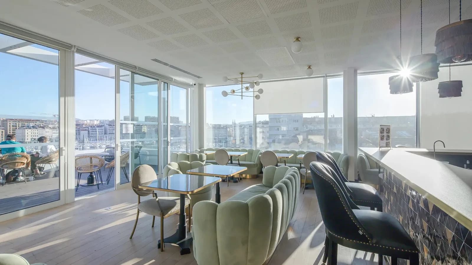 Espace de réunion lumineux avec terrasse